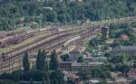 Ein ICE-T durchfährt auf Gleis 5 den Bahnhof Saalfeld (Saale). Beim Blick von der Terrasse des <a href= http://www.kulmberghaus.de/Start.html >Kulmberghauses</a> bzw. dem dortigen Aussichtsturm auf 500 m ü. NN kann man den gesamten Bahnhof einsehen sowie die Stadt mit der umliegenden Landschaft. (12.07.2014)